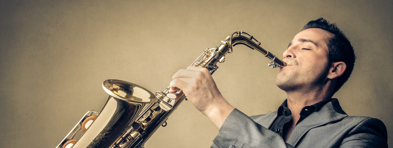 musiker-mit-saxophon_quer