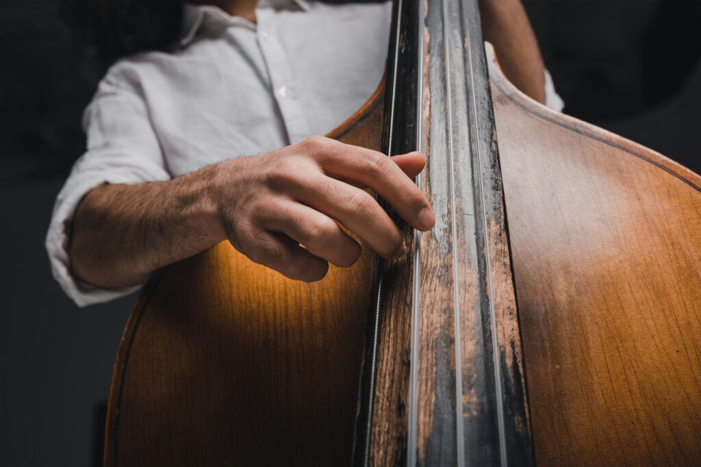 abgeschnittene Aufnahme eines Musikers, der Standup-Bass spielt