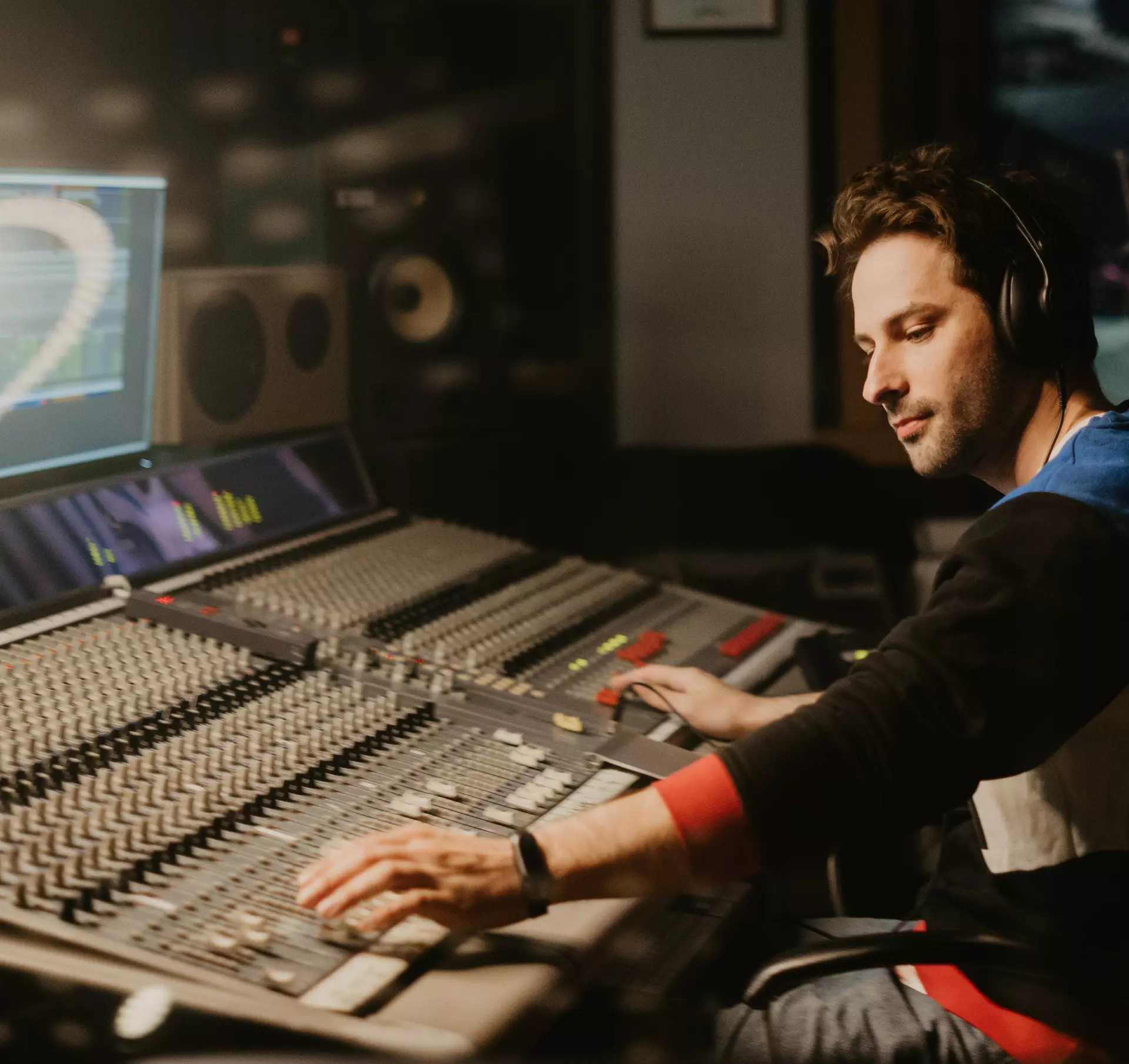 Professioneller Toningenieur bei der Arbeit