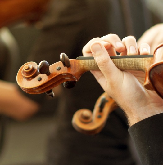 Mitglied des Orchesters klassisch Musik beim Violinspielen auf einem Konzert