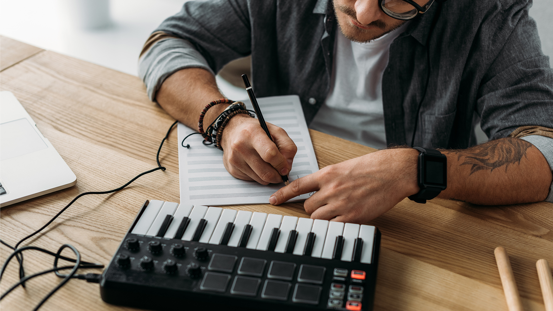 Nahaufnahme eines jungen Musikers bei der Arbeit an einem neuen Projekt