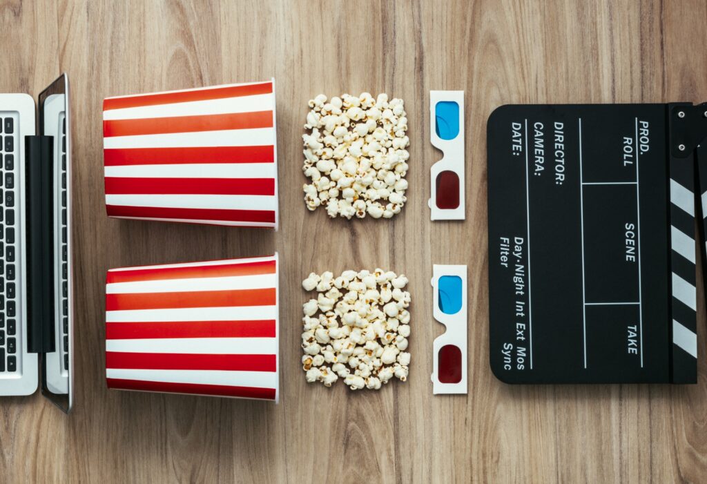 Online Streaming mit Popcorn und 3D Brille
