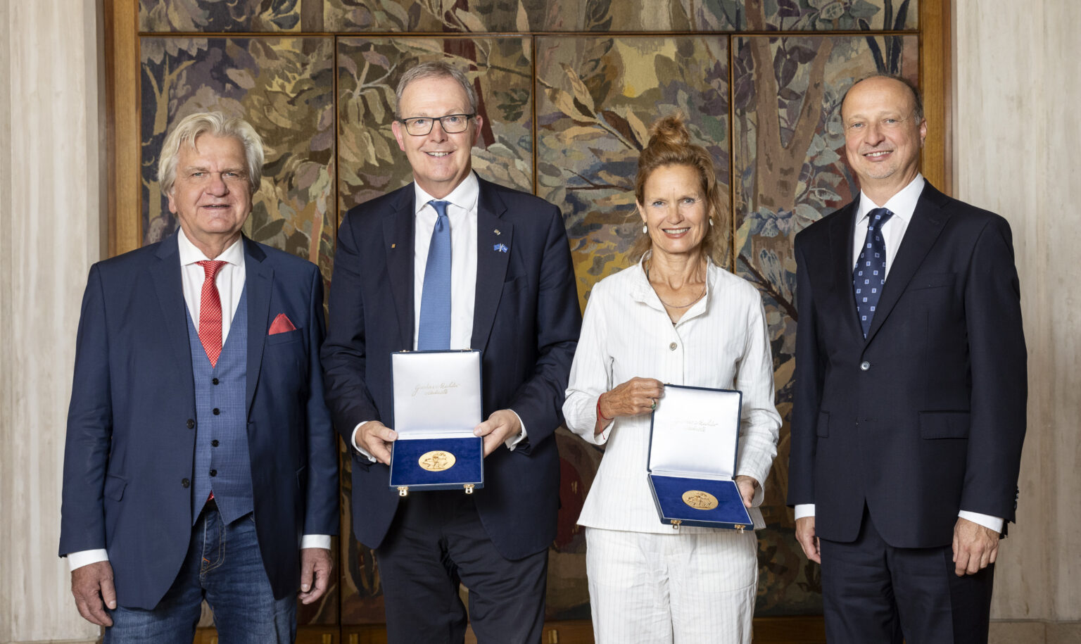 AKM zeichnet EU-Abgeordnete Helga Trüpel und Axel Voss mit Gustav ...